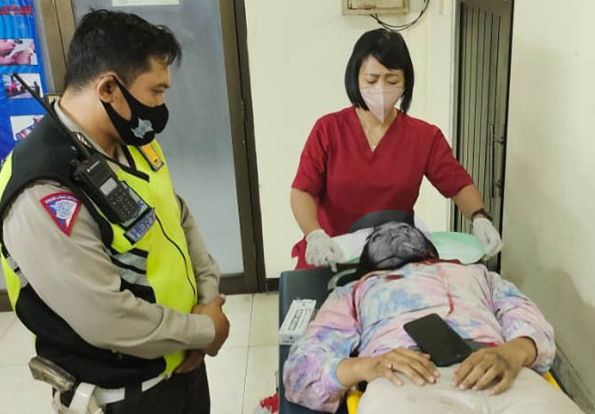 LUKA-LUKA: Linda Fitri mendapat perawatan d RS Bhayangkara usai kecelakaan, Minggu (31/10) dini hari. (Foto: Satlantas for Jawa Pos Radar Bromo)