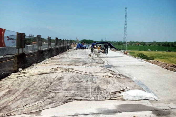 DEMI KESELAMATAN-KENYAMANAN: Ruas Jalan Tol Pasuruan Pasuruan menuju Probolinggo diperbaiki setelah mengalami ambles di kilometer 798. (Foto: PT Jasa Marga Gempol Pasuruan for Jawa Pos Radar Bromo)
