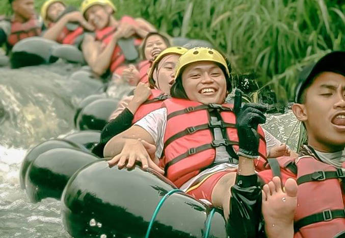 SENSASI ARUS: Rombongan wisatawan asal Surabaya menikmati River Tubing di sungai Jumpinang. Dalam sekali jalan, wisata ini bisa sampai 10 orang. (Foto: Rizal F Syatori-Pemdes Sumberrejo)