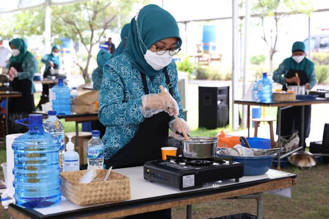 IKUTI LANGSUNG: Ketua TP PKK Lulis Irsyad Yusuf mengikuti pelatihan memasak menu makanan bagi kader PKK, Senin (11/10).