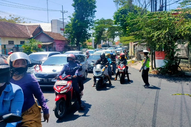 MENUMPUK: Kondisi kemacetan jalan di jalan raya Kasri, Pandaan yang macet panjang. Selain dipicu peningkatan volume kendaraan yang hendak wisata, kemacetan juga disebabkan adanya perbaikan jalan di Kasri, Pandaan. (Rizal Syatori/ Radar Bromo)