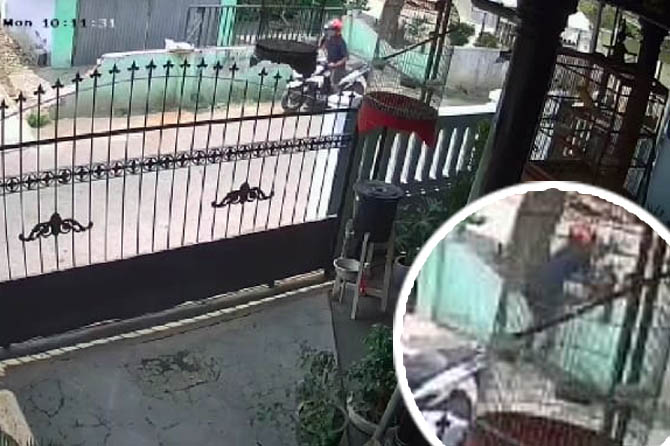 TEREKAM CCTV: Jambret yang mengenakan celana pendek dan helm warna merah saat hendak kabur dengan motor matiknya. Inset, aksi jambret saat merampas kalung balita yang bermain di tepi jalan.