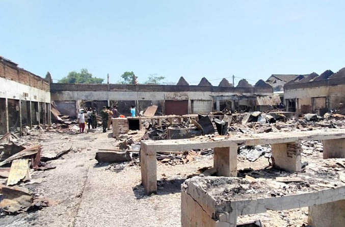 LUDES: Sisa puing bangunan di Pasar Nguling yang terbakar. (Foto: M Rosyidi/Jawa Pos Radar Bromo)