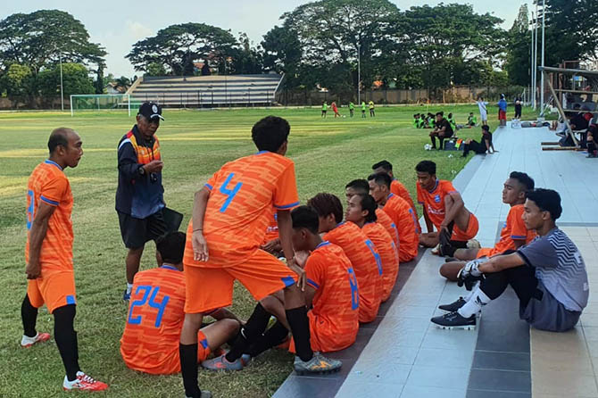 PERSIAPAN: Skuad Persipro 1954 mendapatkan pengarahan sebelum bertanding melawan Assyabaab, Bangil di Stadion Bayuangga, Sabtu (2/10). (Istimewa)