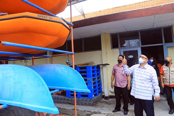 SIDAK: Plt Bupati Probolinggo Timbul Prihanjoko saat mengecek peralatan yang ada di BPBD. (Foto: Kominfo Kabupaten Probolinggo)