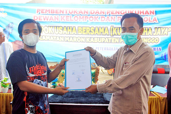 SERAH TERIMA: Kepala DPKH Kabupaten Probolinggo Yahyadi menyerahkan berita acara Pembentukan dan Pengukuhan kepada Ketua Dewan Kelompok KUB Maha Jaya Imron.