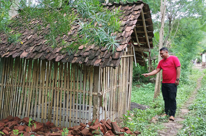 PEMBABAT ALAS: Bambang Hermanto, Sekretaris Desa Ranuwurung menunjukkan makam Pak Sise dan Bu Sise di Selatan Ranuwurung. (Foto: Agus Faiz Musleh/Jawa Pos Radar Bromo)