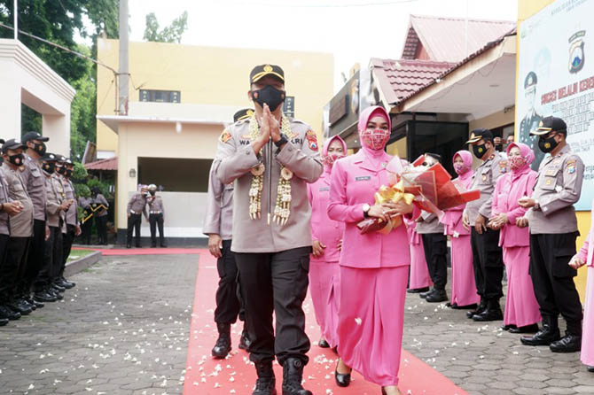 PEMIMPIN BARU: Kapolres Probolinggo Kota AKBP Wadi Saâ€™bani disambut anggotanya ketika kali pertama masuk Mapolres Probolinggo Kota, Rabu (17/11). (Foto: Humas Polresta for Jawa Pos Radar Bromo)