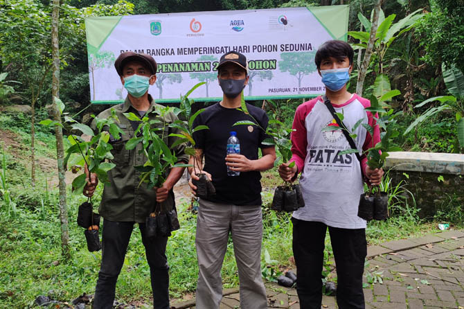 PENYERAHAN BIBIT: Kades Galih Eko Miwanto (tengah) bersama perwakilan relawan komunitas penggiat lingkungan yang terlibat dalam penanaman 5.000 pohon dalam program Rejoso Menabung Air 2021. (Foto: Istimewa)