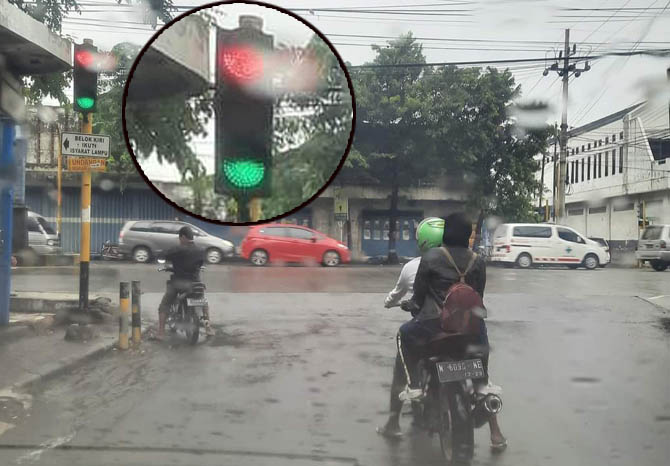 BIKIN BINGUNG: Traffic light di simpang empat Jalan raya Pangsud, Kraksaan yang nyalanya berbarengan. (Foto: Agus Faiz Musleh/Jawa Pos Radar Bromo)