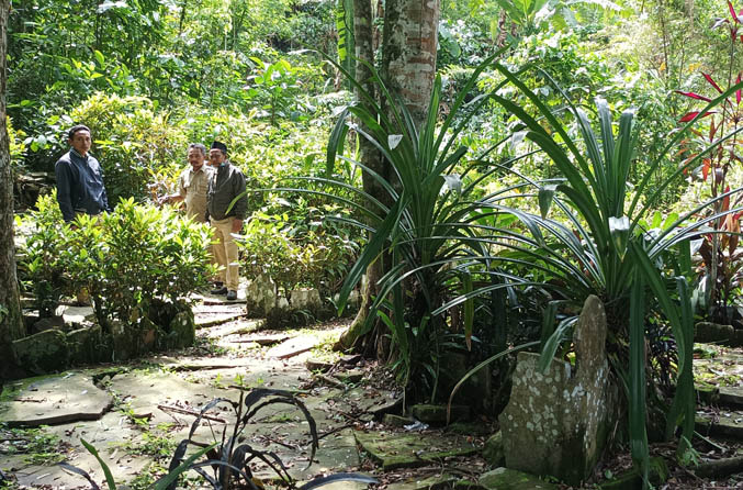 PENUH HISTORI: Perangkat Desa Pandanlaras berada di Petilasan Panji Laras. (Foto: Agus Faiz Musleh/Jawa Pos Radar Bromo)