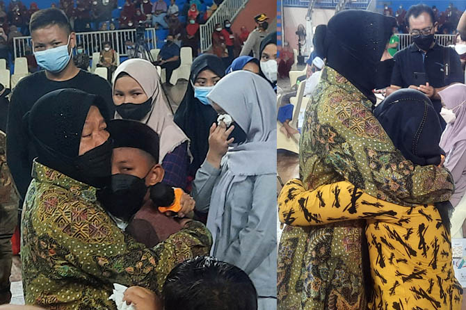 MENGHIBUR: Risma memeluk Fahmi dan Silvi, bocah asal Kelurahan Randusari yang kini yatim karena orang tuanya meninggal karena Covid-19. (Fahrizal Firmani/Jawa Pos Radar Bromo)