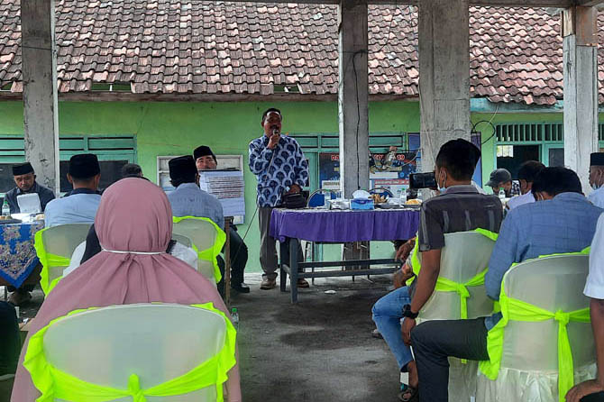 SERAP ASPIRASI: Pansus Penyelesaian Konflik Agraria DPRD Kabupaten Pasuruan menjaring aspirasi dari perwakilan warga 10 desa di Balai Desa Semedusari, Kecamatan Lekok, Rabu (10/11). (Foto: Fahrizal Firmani/Jawa Pos Radar Bromo)