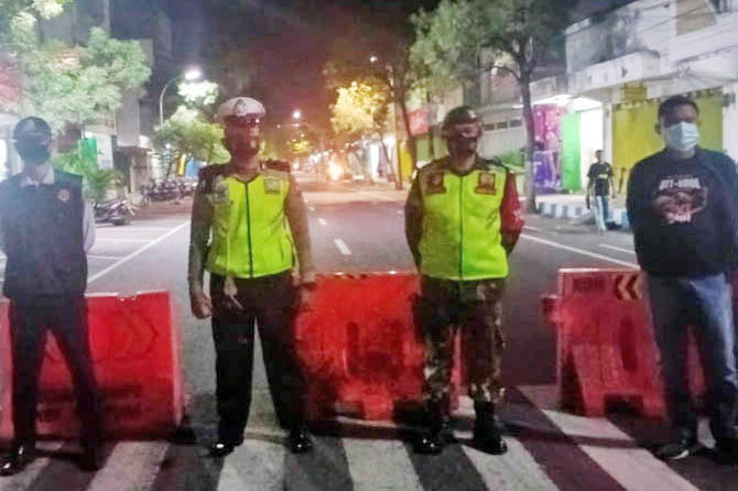TETAP DISIAGAKAN: Personel gabungan yang standby di simpang Kumala saat malam hari. (Foto: Fahrizal Firmani/Jawa Pos Radar Bromo)