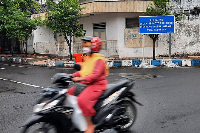 PEMBATASAN: Salah satu rambu larangan masuk bagi betor yang dipasang di Jalan Belitung, Kota Pasuruan. (Fahrizal Firmani/Jawa Pos Radar Bromo)