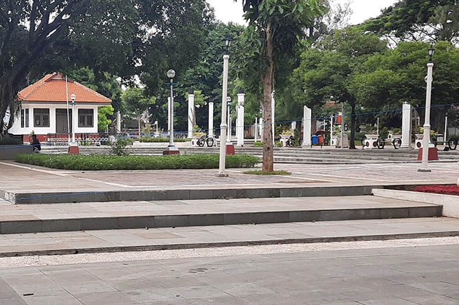 TALI TAMPAR: Area Taman Kota di Jalan Pahlawan masih dilingkari tali sehingga pengunjung tidak bisa leluasa masuk ke dalam taman. (Fahrizal Firmani/Radar Bromo)