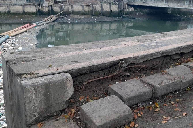 AKIBAT ALIH FUNGSI: Bangunan trotoar di Pelabuhan Pasuruan yang kondisinya rusak. (Foto: Fahrizal Firmani/Jawa Pos Radar Bromo)