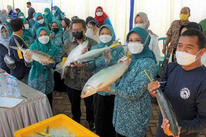 FRESH: Dra. Hj Fatma Saifullah Yusuf Ketua TP PKK Kota Pasuruan (dua dari kanan) menunjukkan bandeng jelak super dalam Festival Bandeng Jelak. (Foto: Erri Kartika/Jawa Pos Radar Bromo)