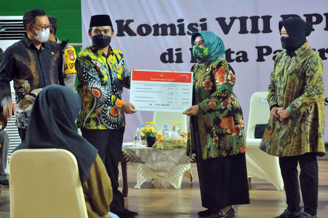 SIMBOLIS: Bantuan Kementerian Sosial RI secara simbolis diberikan kepada Wakil Wali Kota Adi Wibowo, S.TP. M.Si, oleh Anisa Syakur, Komisis VIII DPR RI (dua dari kanan) dan Menteri Sosial Dr. Tri Rismaharini, M.T. (Kanan) dan Ahmad Nawardi, S.Ag Komite II