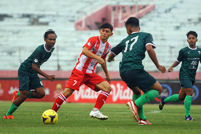 DEMI HARGA DIRI: Penggawa Assyabaab saat melawan Deltras. Mereka memburu poin perdana di laga terakhir. (Radar Sidoarjo)