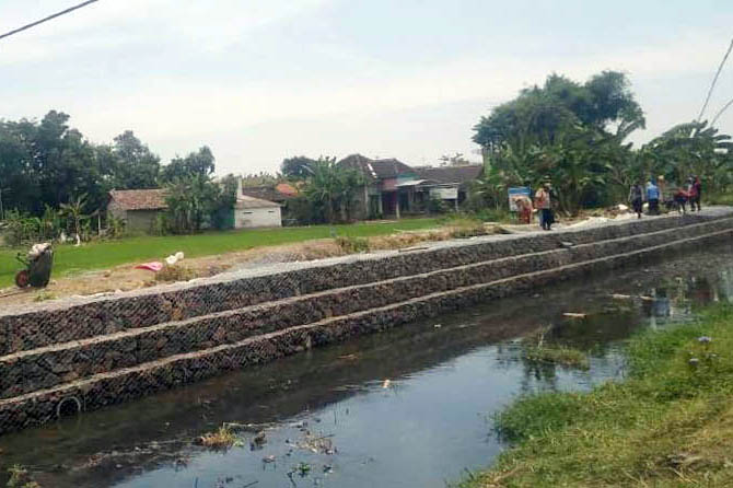 TAHAN ARUS: Bronjongan kawat untuk menguatkan tanggul sungai di Desa Segoropuro, Kecamatan Rejoso, telah selesai digarap. (Foto: Dinas SDA for Radar Bromo)