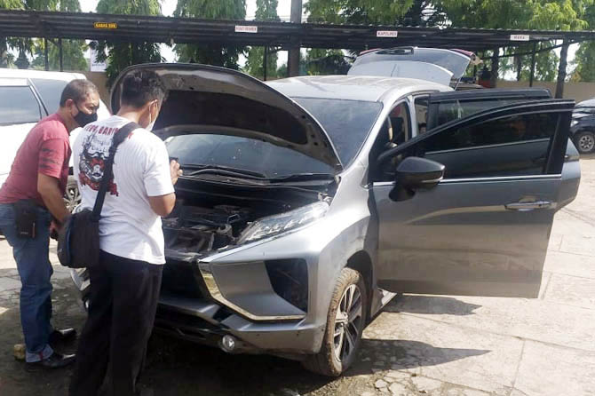 BERHASIL KEMBALI: Mobil Mitsubishi Xpander milik Imroatun Masruroh yang sempat hilang. Mobil itu ditemukan di Madura. (Foto: Polsek Beji for Jawa Pos Radar Bromo)