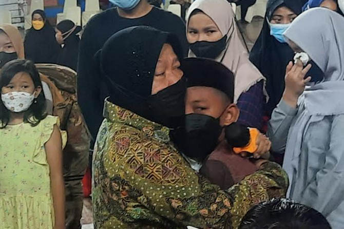 PELUK-CIUM: Mensos Risma saat memberi bantuan terhadap anak korban Covid di Kota Pasuruan beberapa waktu lalu. (Foto: Dok. Radar Bromo)