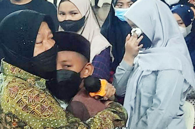 KEHILANGAN ORANG TUA: Mensos Risma menyapa anak korban Covid-19 saat kunjungan di GOR Pasuruan. (Foto: Dok. Radar Bromo)