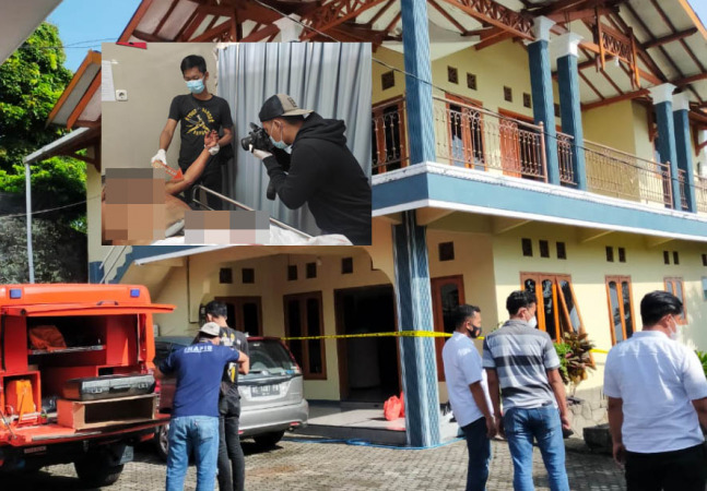 TEMPAT KEJADIAN: Petugas kepolisian menggelar olah TKP di vila Cempaka di Pecalukan, Tretes, Prigen. Inset, korban diidentifikasi petugas. (Foto: Rizal F. Syatori/Jawa Pos Radar Bromo)