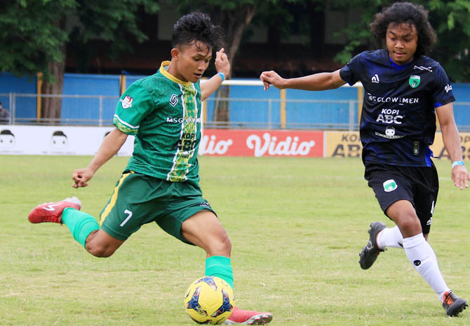 ANDALAN DEPAN: Striker Persekap Agies Armediansyah saat dihadang pemain Asifa. Agies yang sudah mengoleksi lima gol, akan menjadi andalan di lini depan saat melawan Mitra Bola Utama di laga Kamis (11/11) sore nanti. (Foto: M Zubaidillah/Jawa Pos Radar Bro