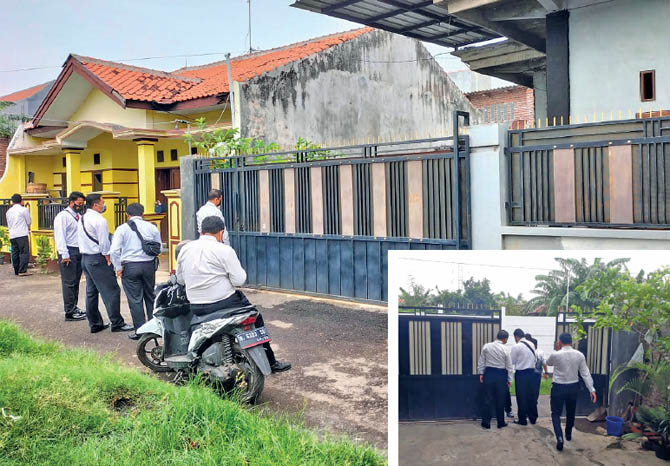 OLAH TKP: Satreskrim Polres Problinggo mendatangi rumah Zainal Arifin di Kanigaran, Senin (15/11). Rumah ini dibobol maling dan menyikat motor. (Foto: Zainal Arifin/Radar Bromo)
