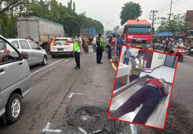 LOKASI KEJADIAN: Petugas menggelar olah TKP di ruas jalan raya Pandaan, tepatnya di depan PT Berlina Plastik, Pandaan, Sabtu (20/11) sore. Inset: Petugas mengidentifikasi jenazah korban. (Foto: Istimewa)