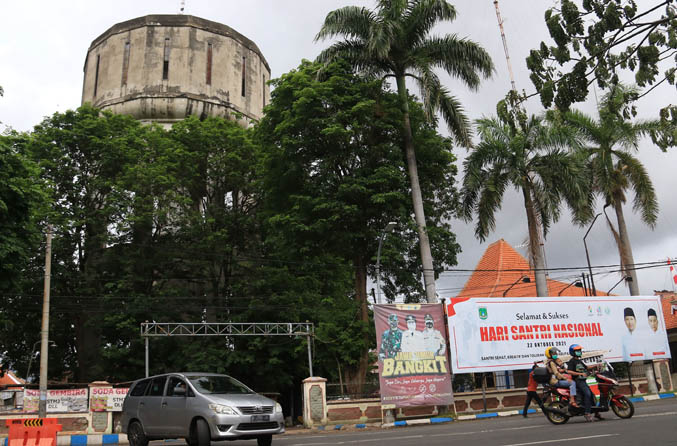 CAGAR BUDAYA: Menara air di dekat Alun-alun Kota Pasuruan itu, kini menjadi salah satu dari 11 cagar budaya di Kota Pasuruan. Namun, kondisinya makin tak terurus. (Mokhamad Zubaidillah/Radar Bromo)