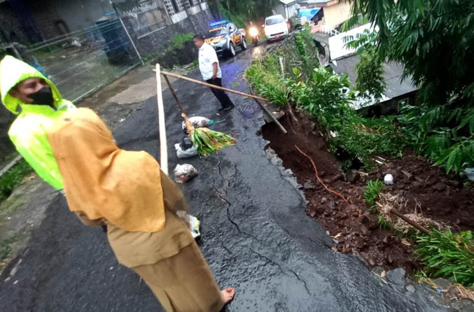 TERGERUS HUJAN: Longsor yang terjadi di Pecalukan, tepatnya di lingkungan Geneng Tengah. Longsor terjadi usai wilayah Prigen dilanda hujan lebat sejak sore. (Foto: Polsek Prigen for Jawa Pos Radar Bromo)