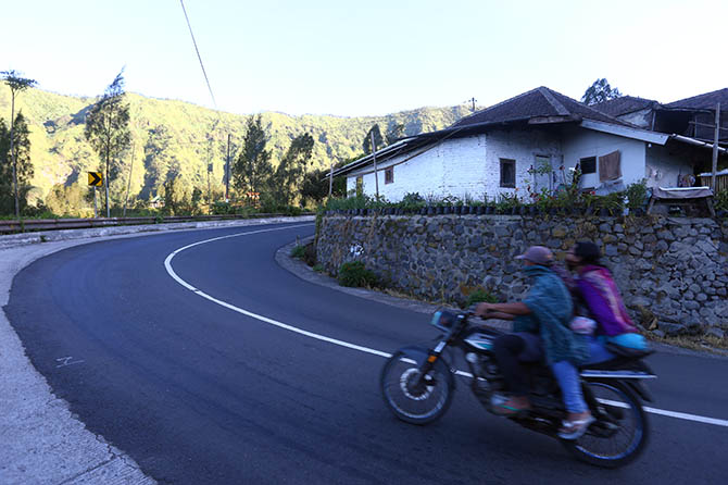 Jalan menuju wisata Gunung Bromo difoto beberapa waktu lalu. (Zainal Arifin/Radar Bromo)