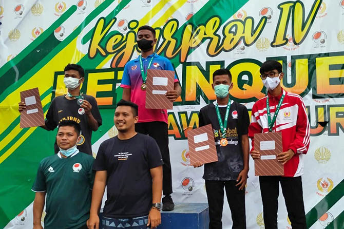 SUMBANG PERUNGGU: Atlet Petanque Kota Pasuruan Reza (dua dari kanan) berpose dengan medali perunggu. (Istimewa)