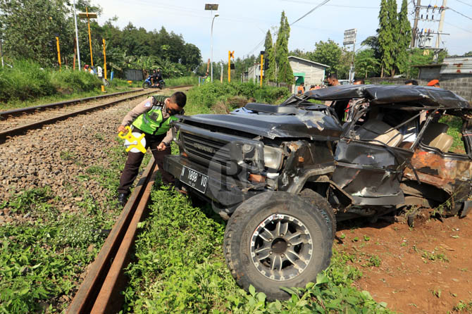 RINGSEK PARAH: Kondisi Daihatsu Taft ringsek parah usai terseret 25 meter ketika tertabrak KA Tawangalun.(Mokhammad Zubaidillah/ Radar Bromo)