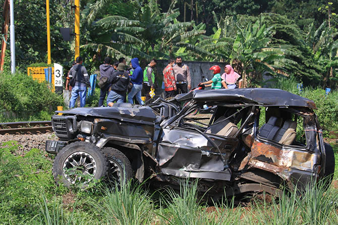 RINGSEK PARAH: Kondisi Daihatsu Taft ringsek parah usai terseret 25 meter ketika tertabrak KA Tawangalun. Kecelakaan maut itu merenggut 4 korban jiwa. (Mokhammad Zubaidillah/Radar Bromo)