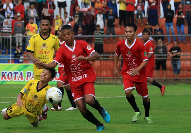 SENGIT: Duel tim Gading FC (kostum kuning) dan Purworejo FC dalam granf final Liga Tarkam di stadion Untung Suropati, Minggu (28/11) sore. (Foto: M Zubaidillah/Jawa Pos Radar Bromo)