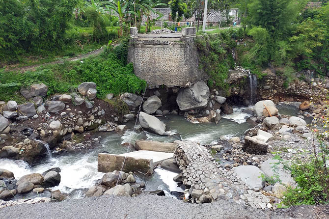 BELUM DIBANGUN: Kondisi Jembatan Ngipik yang ambruk beberapa waktu lalu, sejauh ini belum dibangun lagi. (Rizal Syatori/Radar Bromo)