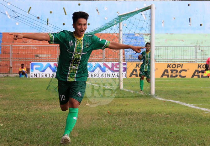 LUAR BIASA: Agies Hermadiansyah usai mencetak gol lima. Dia kini jadi top skor di Grup L. (Foto: M Zubaidillah/Jawa Pos Radar Bromo)