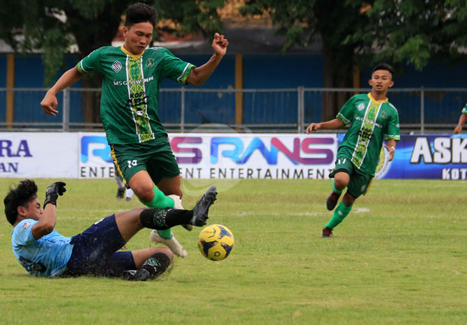 QUINTRICK: Agiesh Armediansyah mengecoh Arsa Felino, kiper Asifa. Dalam laga Senin (8/11) sore di stadion Unsur, Agies berhasil mencetak 5 gol. (Foto: M Zubaidillah/Jawa Pos Radar Bromo)