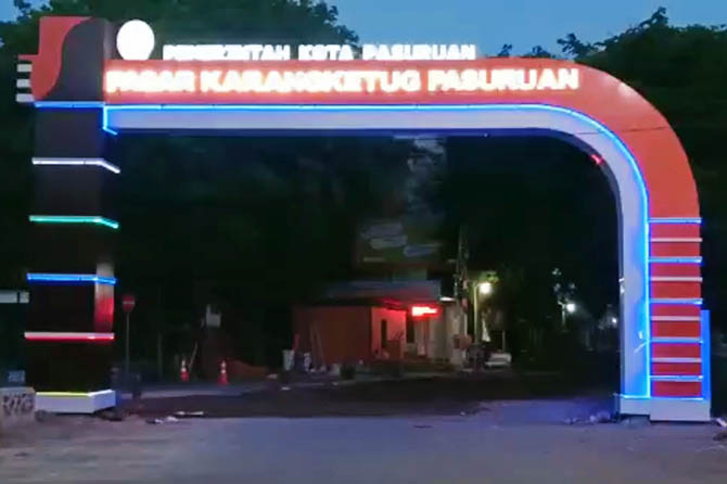 BARU: Pintu gerbang Pasar Karangketug dilengkapi ornamen dan lampu hias. (Muhamad Busthomi/Radar Bromo)