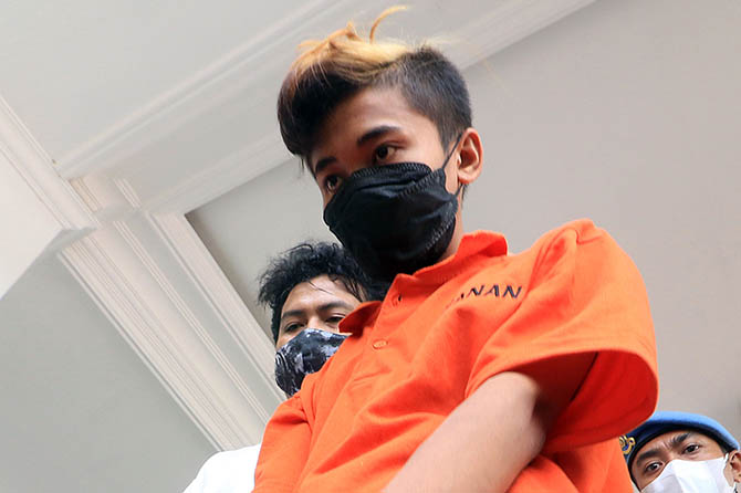 BOLAK BALIK MENCURI: Fatkhur Rozi, 18, terduga pelaku pembunuhan terhadap Moch. Gufron, 52, di warung kopi korban di Desa Sladi, Kejayan, Kabupaten Pasuruan. Fatkhur Rozi mencuri bersama rekannya, MED, 16. (M. Zubaidillah/Radar Bromo)