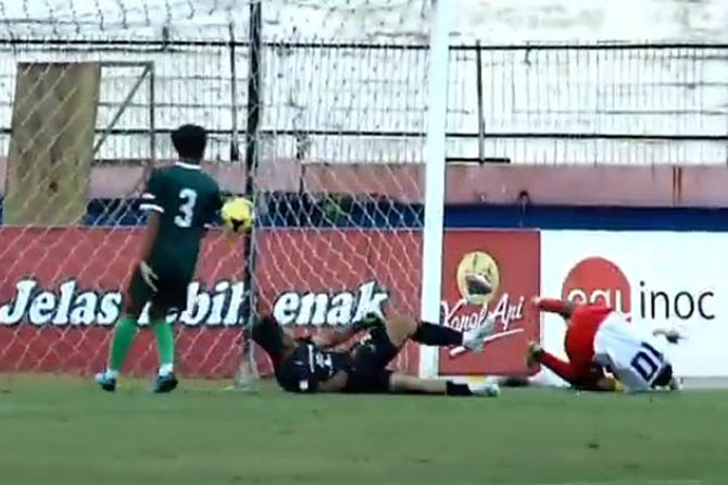KEBOBOLAN: Momen saat gawang Assyabaab dijebol striker Putra Delta Sidoarjo FC di awal babak kedua, (5/11). (Screenshoot YouTube Ransportainment)