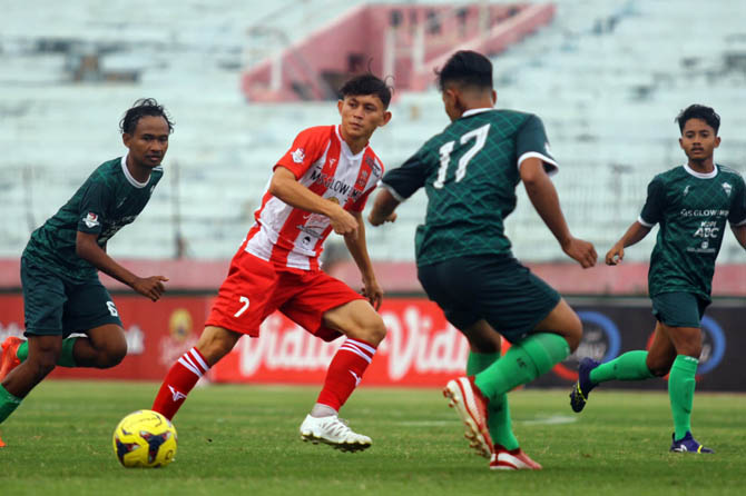 Para penggawa Assyabaab Bangil mengepung pemain Deltras Sidoarjo, Senin sore. (Hendrik Muchlison/Radar Sidoarjo)