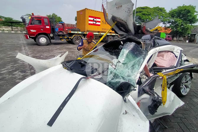 RINGSEK PARAH: Kondisi mobil Honda Civic yang ringsek parah usai tertabrak KA Komuter di perlintasan tanpa palang Beji, depan Yonkav. (Iwan Andrik/ Radar Bromo)