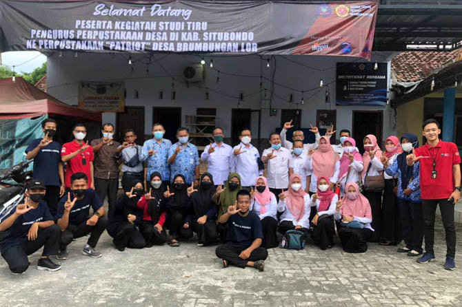 KOMPAK: Peserta Kegiatan Studi tiru Pengurus Perpustakaan Desa di Kabupaten SItubondo saat berpose di Perpustkaan Patriot Desa Brumbungan Lor, Gending, Kabupaten Probolinggo.