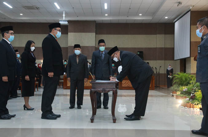KOMPOSISI BARU: Pelantikan Pelantikan dan pengambilan sumpah yang digelar di auditorium Madakaripura Kantor Bupati Probolinggo, Kamis (30/12) malam. (Foto: Arif Mashudi/Jawa Pos Radar Bromo)