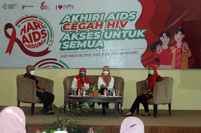 TALKSHOW: Dinas Kesehatan PPKB Kota Probolinggo menggelar Talk Show Akhiri AIDS Cegah HIV, Akses untuk Semua di Bale Hinggil, Jalan Dr. Soetomo, Kota Probolinggo untuk memperingati Hari AIDS Sedunia, 1 Desember 2021.